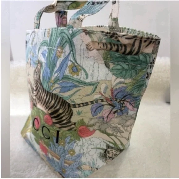 Gucci  Tiger Print shopping dust tote  bag - Picture 4 of 14